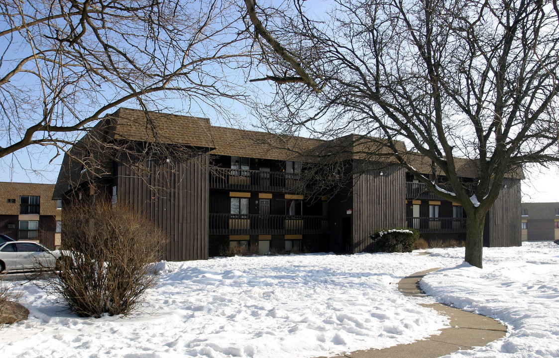 1631 Mulberry Ct in Elgin, IL - Foto de edificio