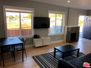 946 E Thompson Blvd in Ventura, CA - Building Photo - Building Photo