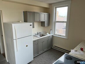 82 Park in Rutherford, NJ - Building Photo - Building Photo