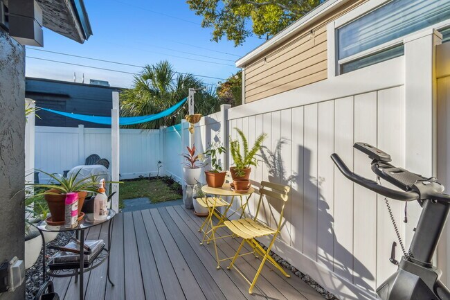 1034 Queen St N, Unit 1 in St. Petersburg, FL - Foto de edificio - Building Photo