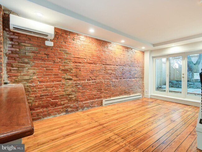 2427 Perot St in Philadelphia, PA - Foto de edificio - Building Photo