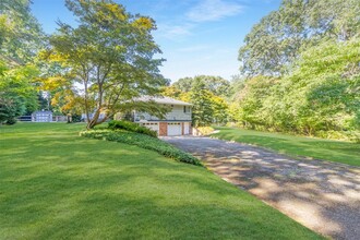 485 Pine Rd in Southold, NY - Foto de edificio - Building Photo