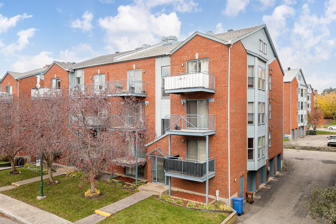 648 36E Av in Montréal, QC - Building Photo