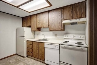 Woodbine Apartments in Cuyahoga Falls, OH - Foto de edificio - Building Photo