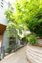 182 107th Ct SE in Bellevue, WA - Building Photo - Building Photo