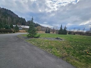 6230 Bradner Ln in Chilliwack, BC - Building Photo - Building Photo