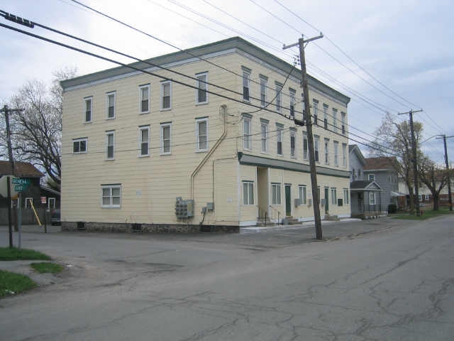 111-117 Geneva St in Lyons, NY - Foto de edificio