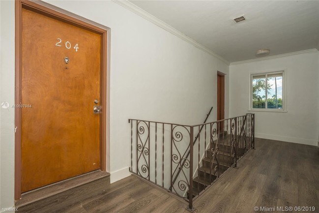 1 Edgewater Dr-Unit -# 204A in Coral Gables, FL - Foto de edificio - Building Photo