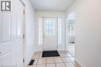 678 Salzburg Dr in Waterloo, ON - Building Photo - Building Photo