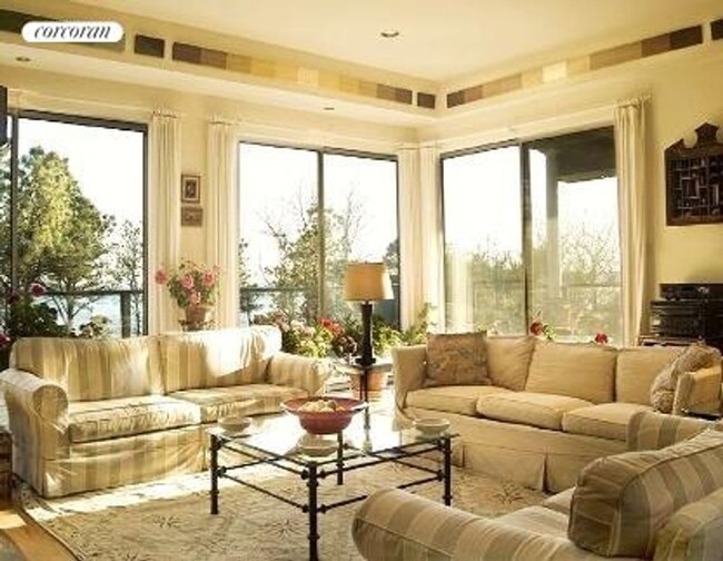 32 S Beach Rd in Southampton, NY - Building Photo - Building Photo