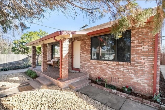 1549 Virginia Ave in West Sacramento, CA - Foto de edificio - Building Photo