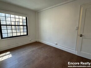 1200 Massachusetts Ave, Unit 312 in Cambridge, MA - Foto de edificio - Building Photo