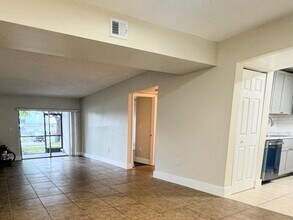 711 N Pine Island Rd in Plantation, FL - Foto de edificio - Building Photo
