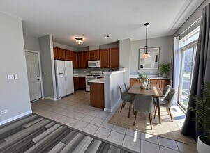 2266 Pembridge Dr in Lake In The Hills, IL - Building Photo - Building Photo