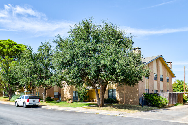 Oakwood Manor Condominiums in Odessa, TX - Building Photo - Building Photo