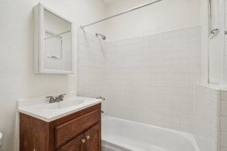 Cahuenga Apartments in Los Angeles, CA - Foto de edificio - Building Photo