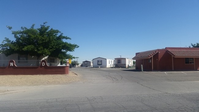 Queen's Mobile Home Estates in El Paso, TX - Foto de edificio - Building Photo