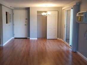 688 Boston Post Rd E, Unit 223 in Marlborough, MA - Building Photo - Building Photo