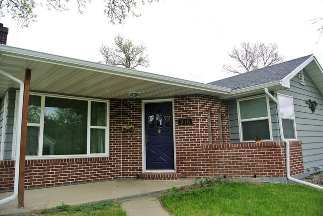 918 1st Ave SW in Minot, ND - Building Photo - Building Photo