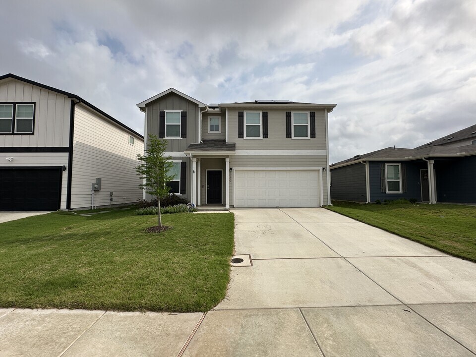 10235 Crossbuck in Converse, TX - Building Photo