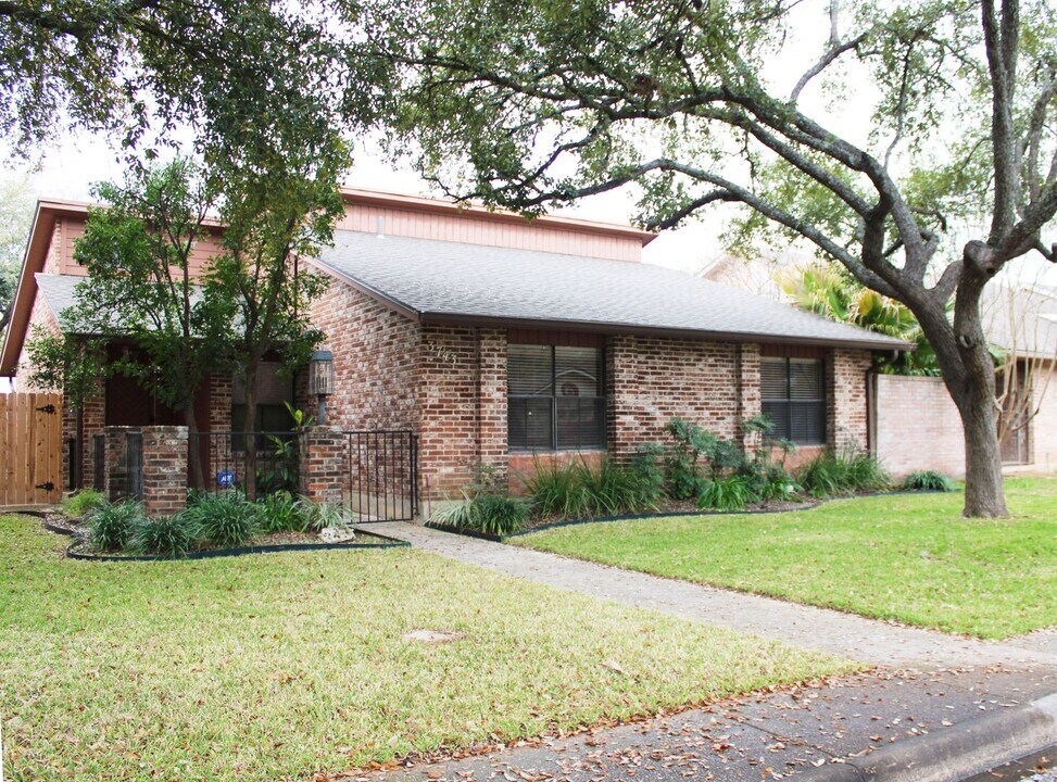 3743 Hunters Cir in San Antonio, TX - Building Photo