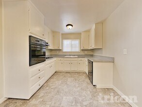 402 E Pacific Ave in Fairfield, CA - Building Photo - Building Photo