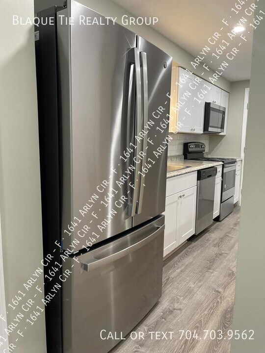 1641 Arlyn Cir in Charlotte, NC - Building Photo
