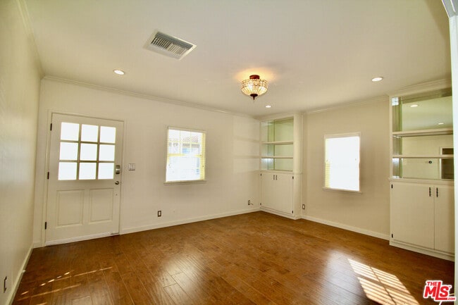3141 Fairmount Ave in Montrose, CA - Building Photo - Building Photo