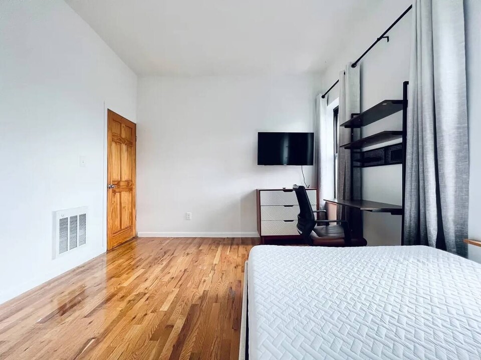 Furnished room/NOT APARTMENT in Brooklyn, NY - Building Photo