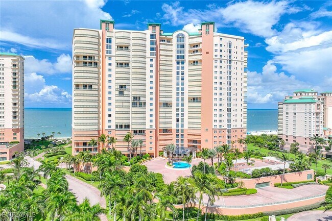 940 Cape Marco Dr in Marco Island, FL - Foto de edificio - Building Photo