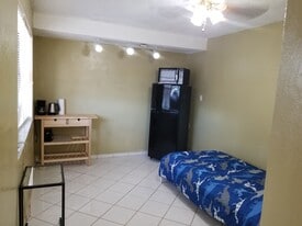 2842 Van Buren St, Unit 2840 in Hollywood, FL - Building Photo