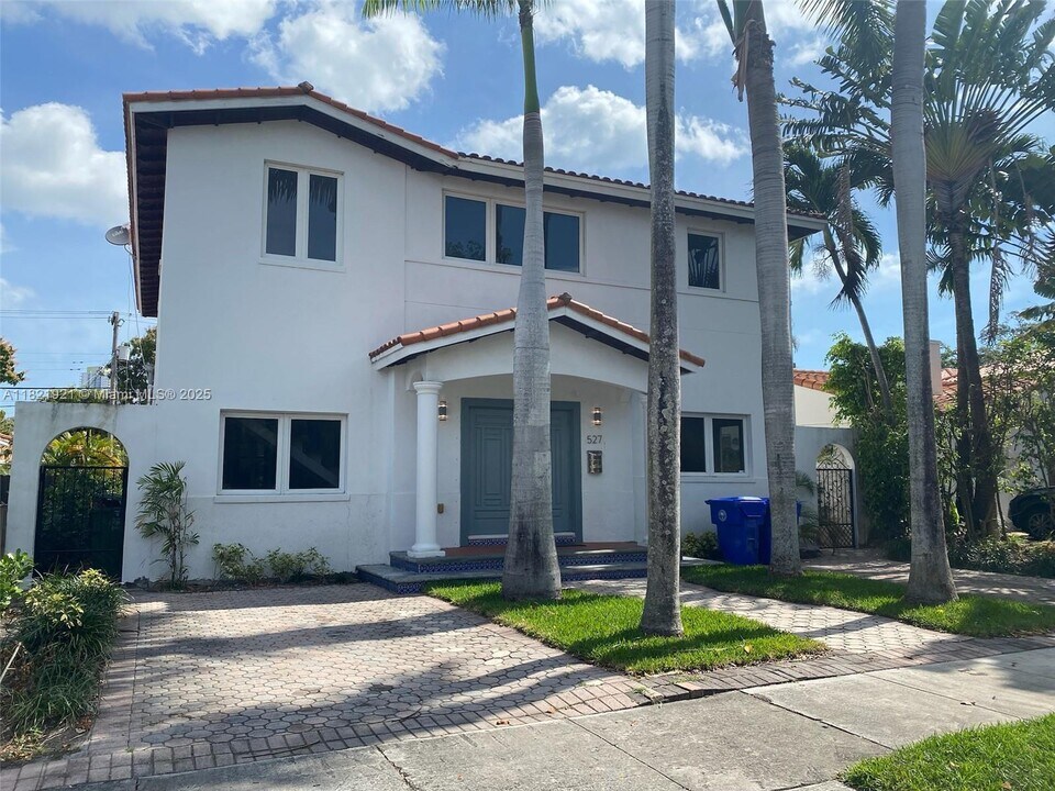 527 SW 20th Rd in Miami, FL - Building Photo