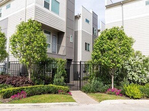 310 Jensen Dr in Houston, TX - Building Photo - Building Photo