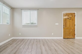 747 W 10th St in Los Angeles, CA - Building Photo - Building Photo