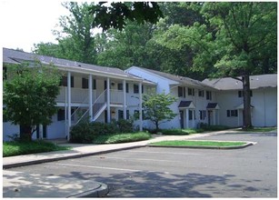 Country Club Apartment in Ewing, NJ - Building Photo - Building Photo