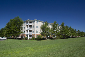 Somerset at Town Center Senior Apartments in Hampton, VA - Foto de edificio - Building Photo