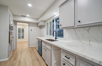 2202 Briarview Dr in Houston, TX - Building Photo - Building Photo