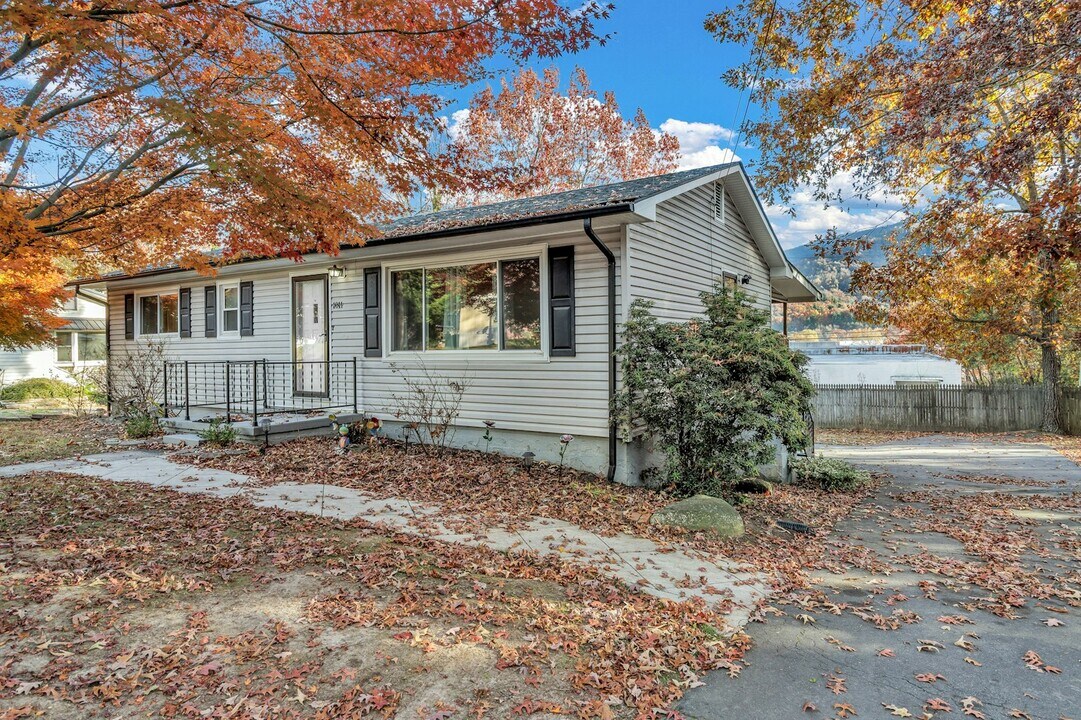 1011 Old US Hwy 70 in Black Mountain, NC - Building Photo