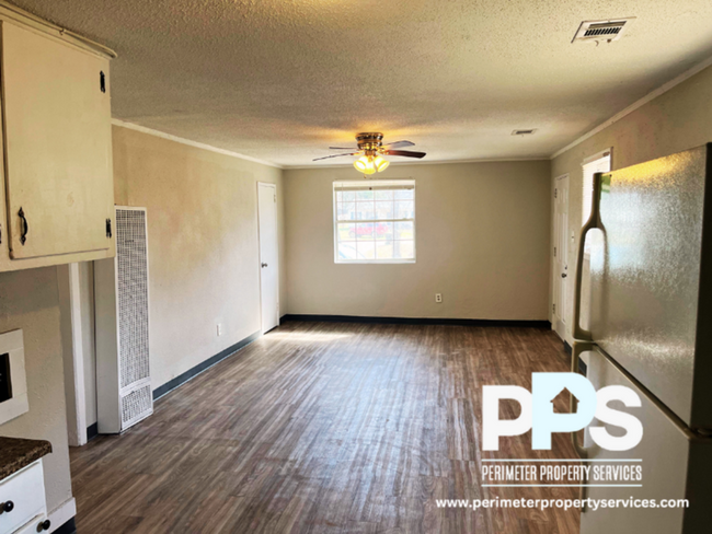 96-98 Pine St NE in Fairburn, GA - Foto de edificio - Building Photo