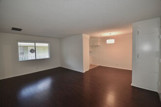 24347 Newhall Ave, Unit 32 in Santa Clarita, CA - Building Photo - Building Photo