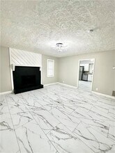 337 Bradley Woods Ct NW in Lilburn, GA - Foto de edificio - Building Photo