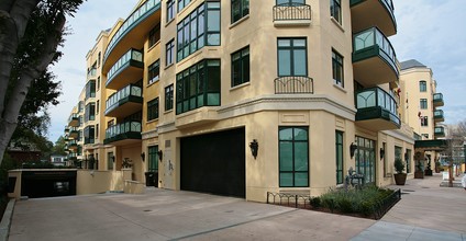 Versailles in San Mateo, CA - Foto de edificio - Building Photo