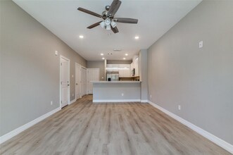 5262 Ella Blvd in Houston, TX - Building Photo - Building Photo