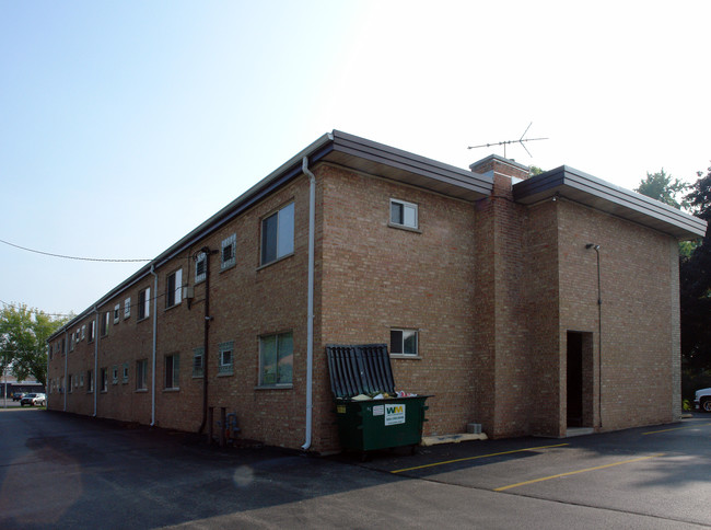 333 Center St in Wheeling, IL - Foto de edificio - Building Photo