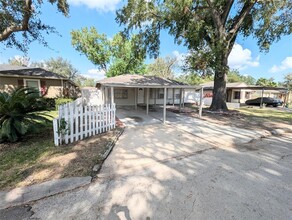 2401 Pomona Dr in Pasadena, TX - Foto de edificio - Building Photo