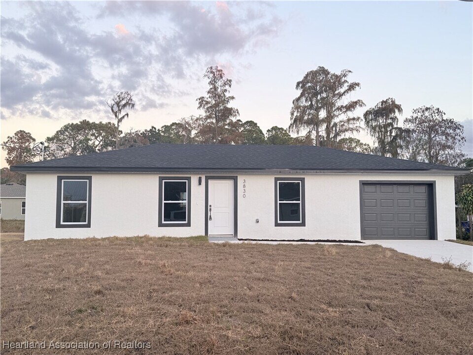 3830 El Rado Ave in Sebring, FL - Building Photo
