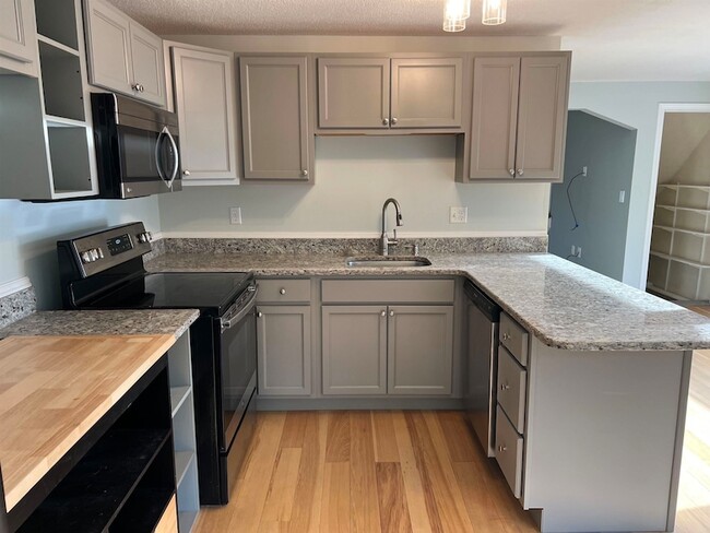 81 Sentry Way in Merrimack, NH - Building Photo - Building Photo