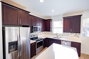 6950 Pines Cir in Coconut Creek, FL - Building Photo