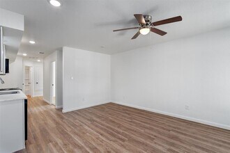 2002 W 2nd St in Taylor, TX - Building Photo - Building Photo