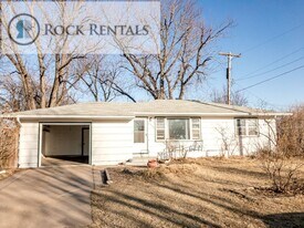 2206 Tyler St in Hutchinson, KS - Building Photo